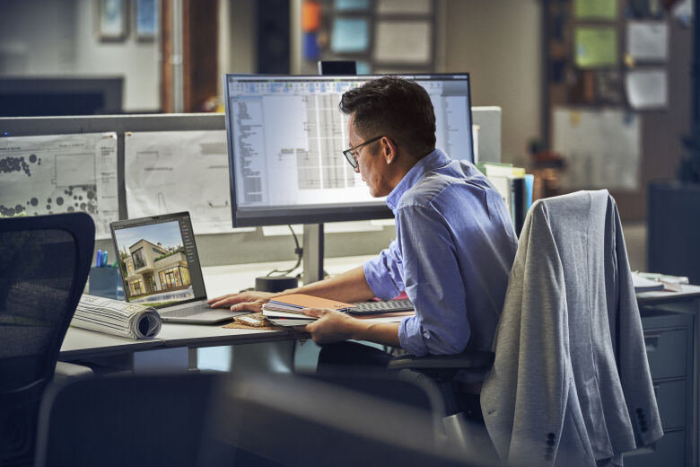 HP ZBook Power G11: Mann sitz am Schreibtisch