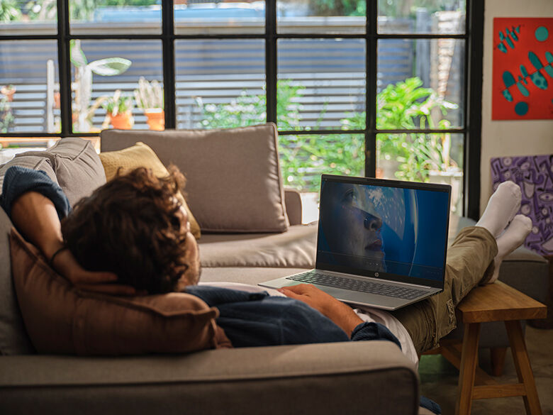 HP OmniBook 5: Auf der Couch entspannt einen Film anschauen