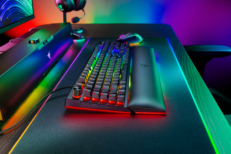 Razer BlackWidow V4 Pro Gaming Tastatur (gelbe Switches)_6