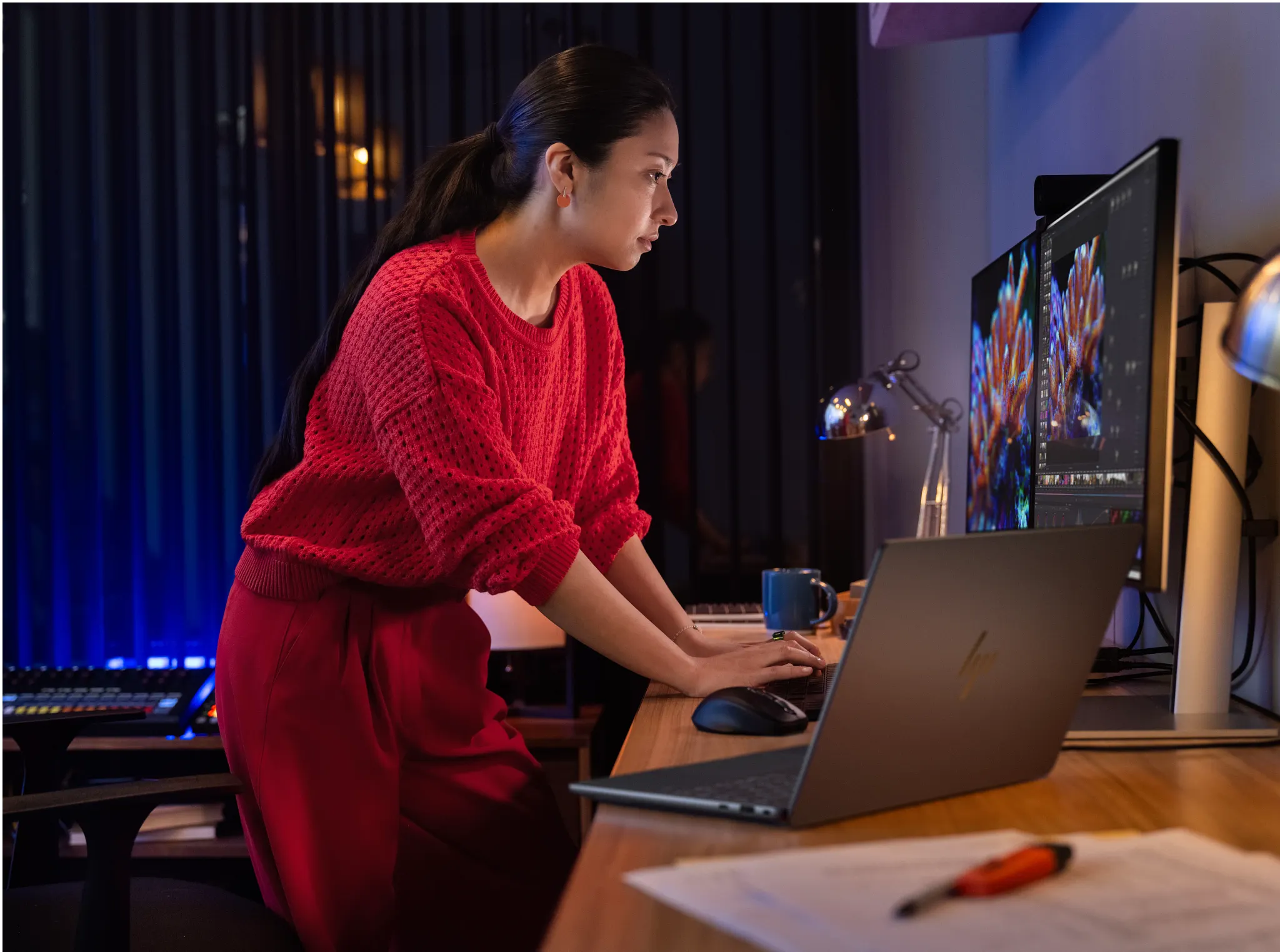 HP ZBook Ultra G1a Frau arbeitet am Schreibtisch