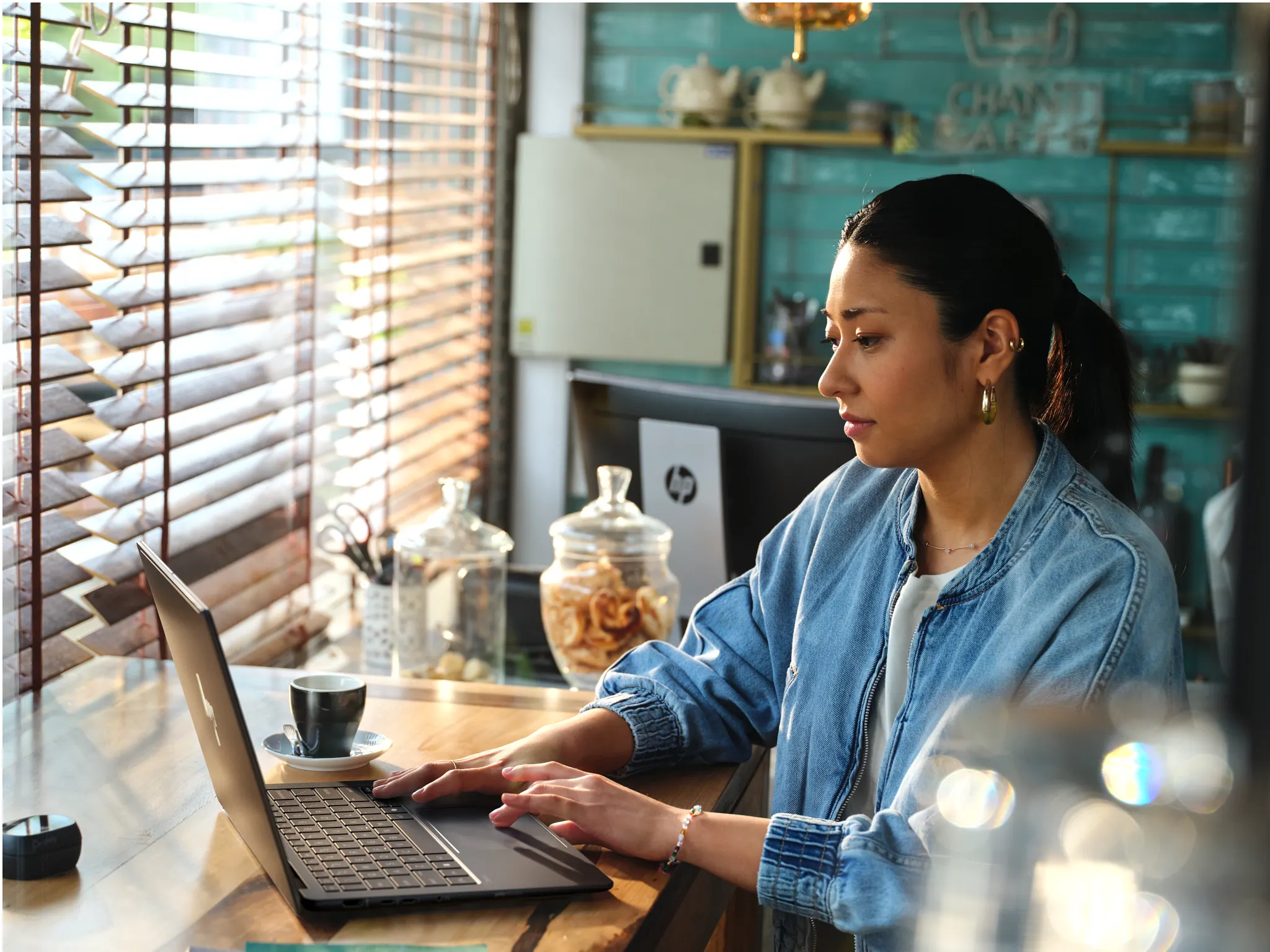 HP ZBook Ultra G1a Frau sitz am Schreibtisch