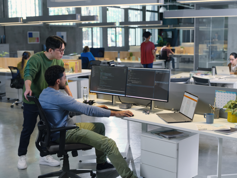 HP ZBook X G1i 14 Zwei Männer unterhalten sich am Schreibtisch