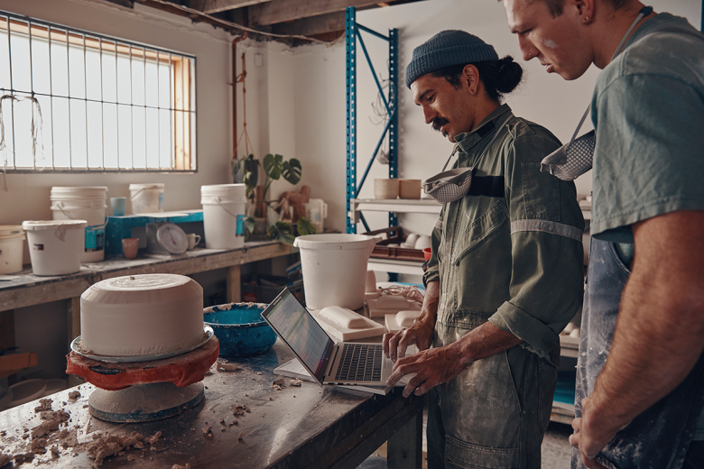 HP ZBook Power G11 A 16 zwei Mann betrachtet das ZBook in einer Werkstat