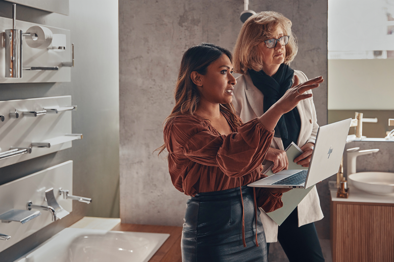 HP EliteBook 840 G10: Zwei Frauen führen ein Gespräch