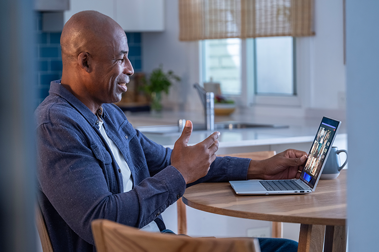 HP EliteBook 8  Flip G1i 13 – Produkt in Nutzung  – Im Home-Office