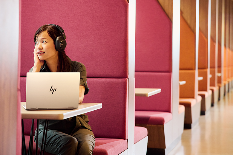 HP EliteBook 8 G1i 14 – Produkt in Nutzung – Telefonkonferenz