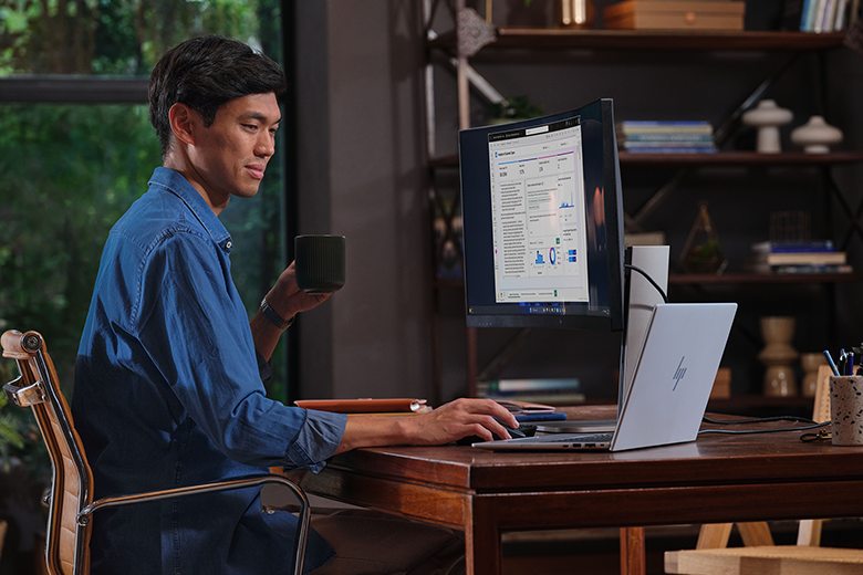 HP EliteBook 8  G1i 16 – Produkt in Nutzung  – Im Home-Office