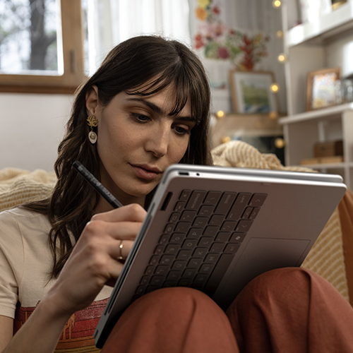 HP OmniBook im Tablet-Modus frontal fotographiert
