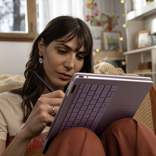HP OmniBook im Tablet-Modus frontal fotographiert