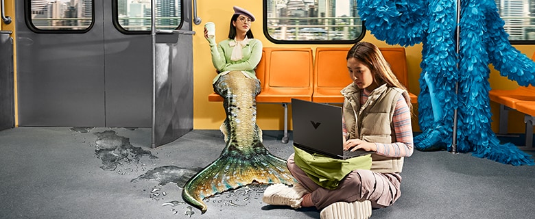 HP VICTUS 15 Mica Silver – Szene Kreativität ohne Limits in der U-Bahn